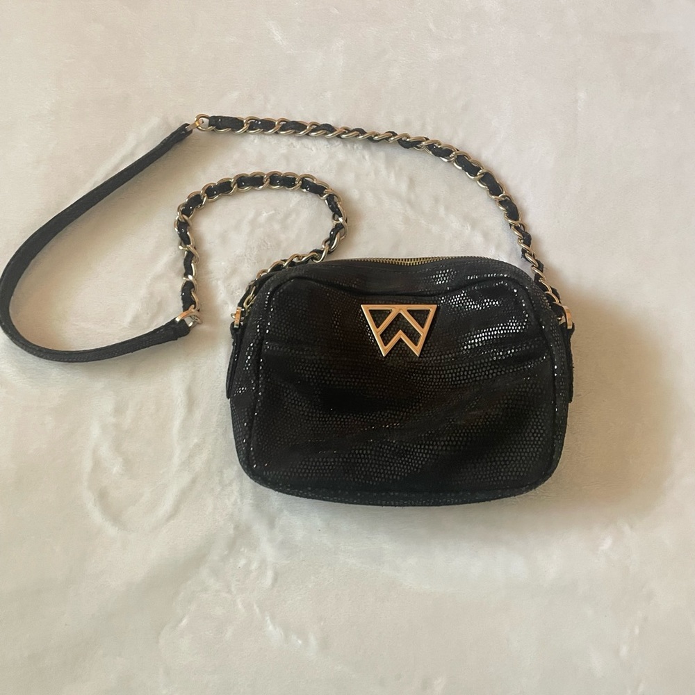 Kelly Wynne Black Crossbody Purse
